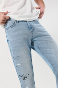 Jean slim azul claro con tiro bajo y diseños de manchas