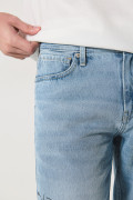 Jean slim azul claro con tiro bajo y diseños de manchas