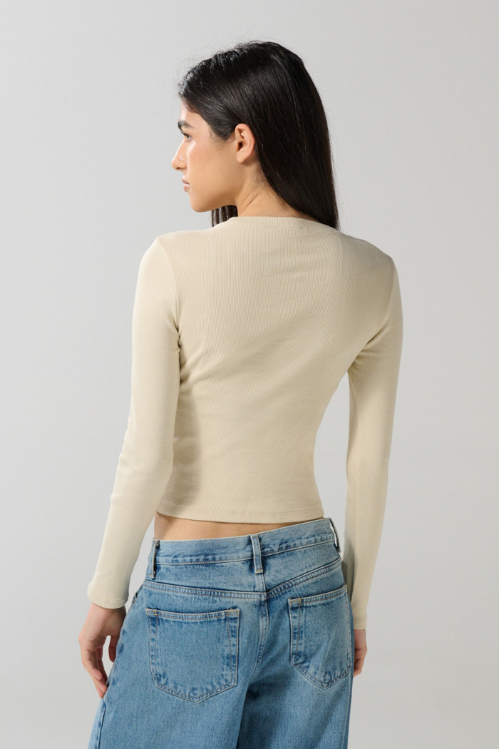 Camiseta kaki clara manga larga ajustada en rib