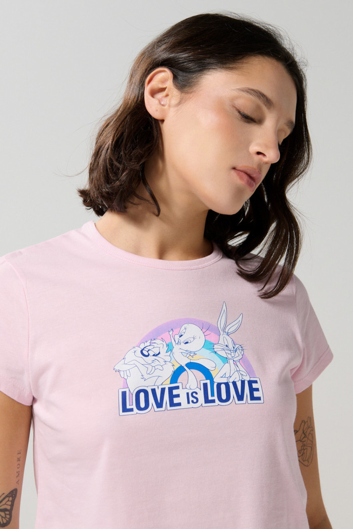 Camiseta rosada clara manga corta con arte de Looney Tunes