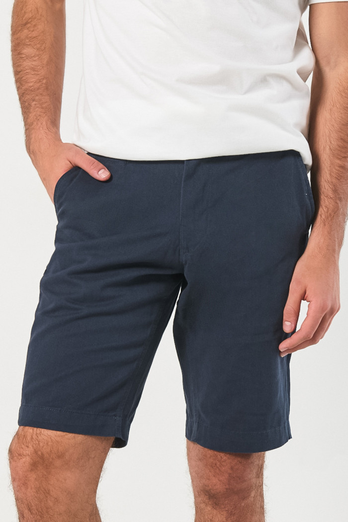 Bermuda en dril unicolor ajustada con tiro bajo y bolsillos