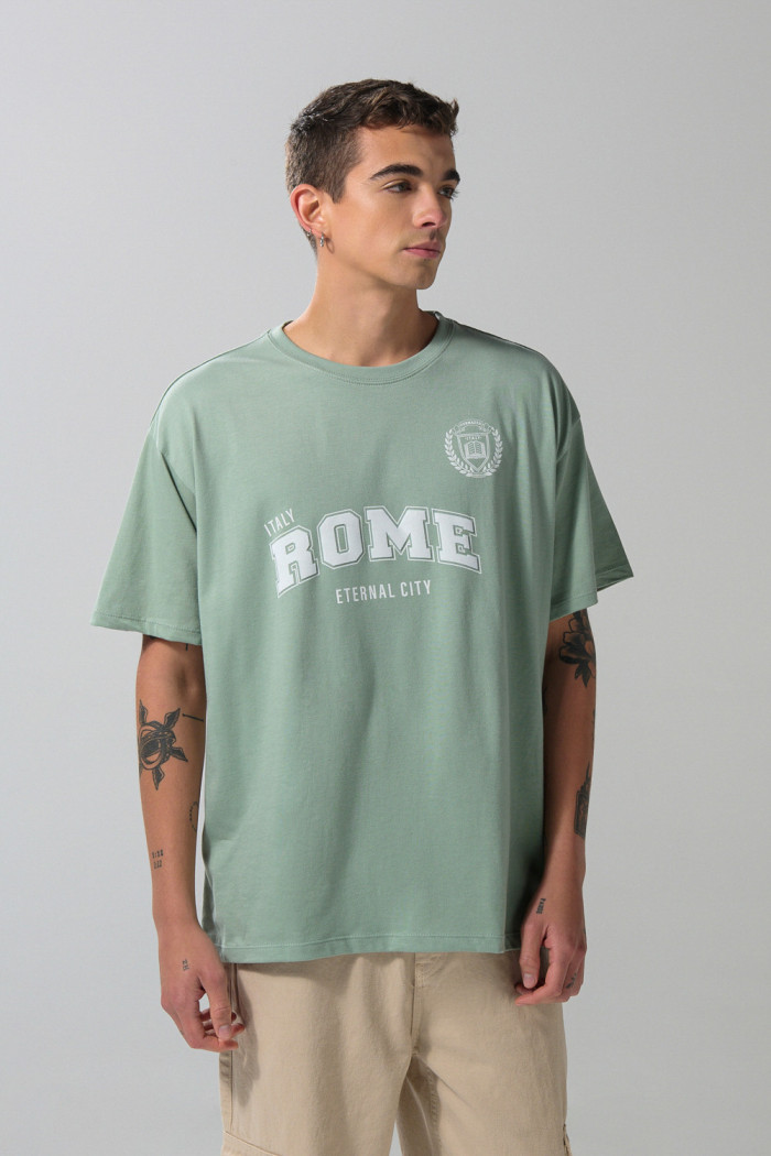 Camiseta verde clara oversize college con cuello redondo