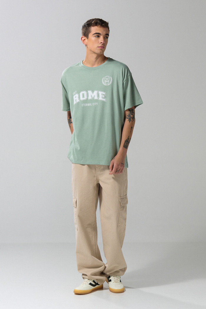 Camiseta verde clara oversize college con cuello redondo