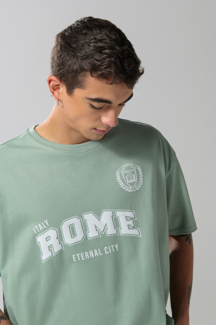 Camiseta verde clara oversize college con cuello redondo