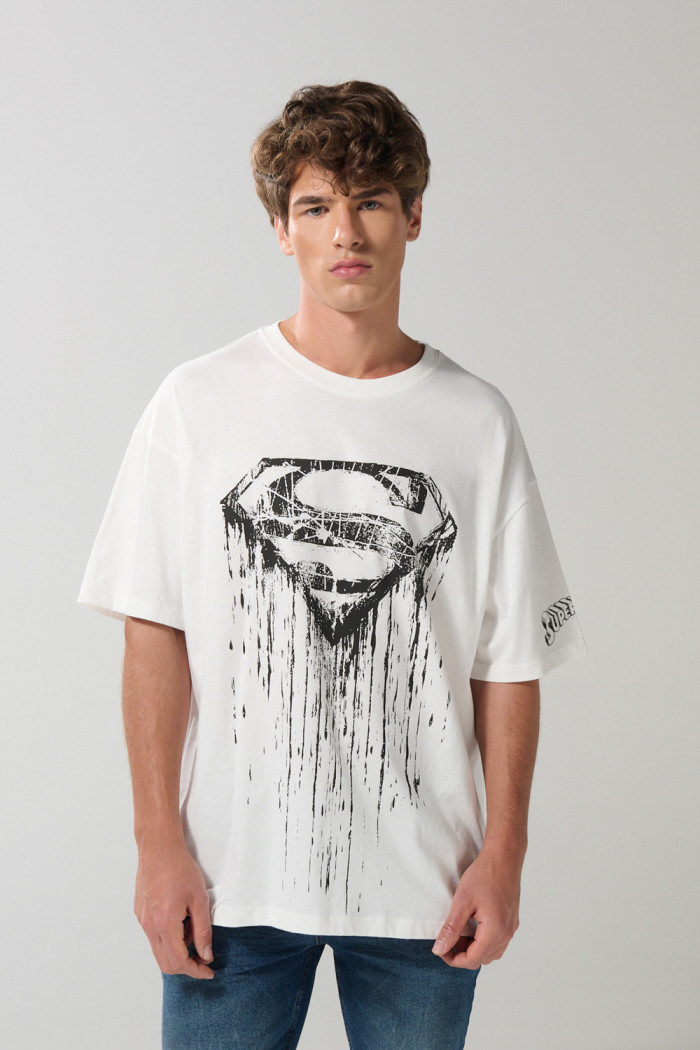 Camiseta oversize crema manga corta con arte de Superman