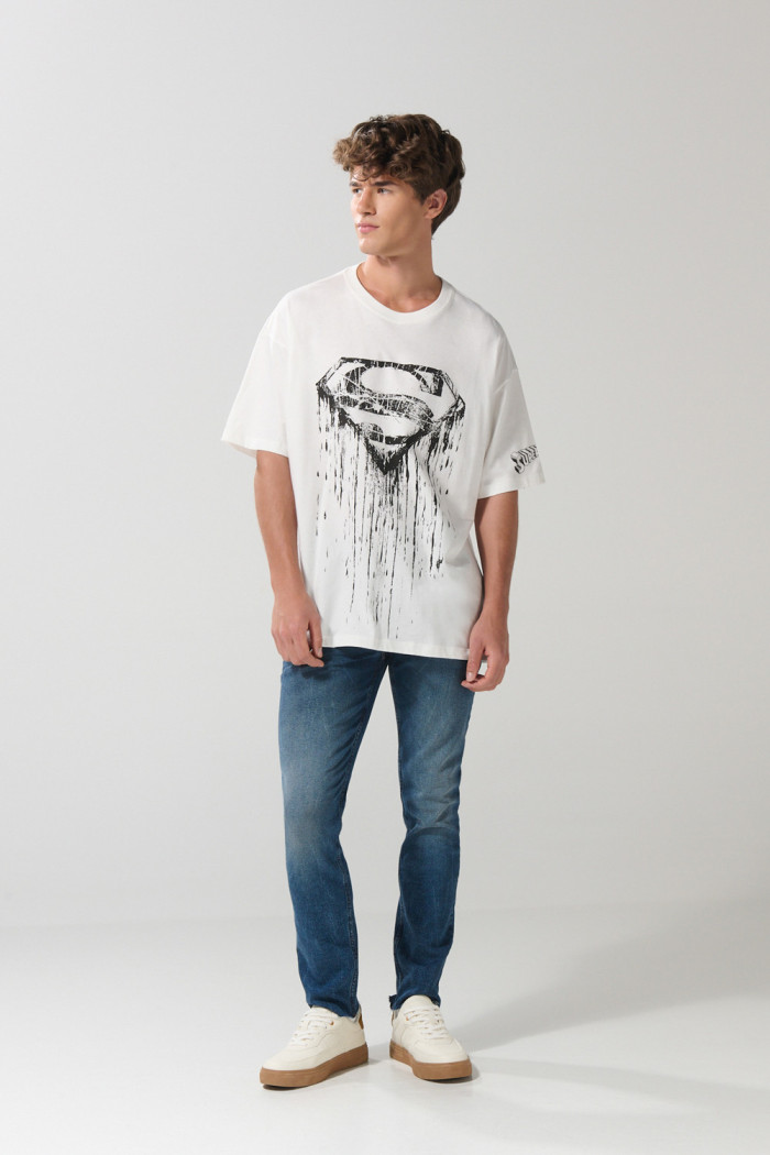 Camiseta oversize crema manga corta con arte de Superman