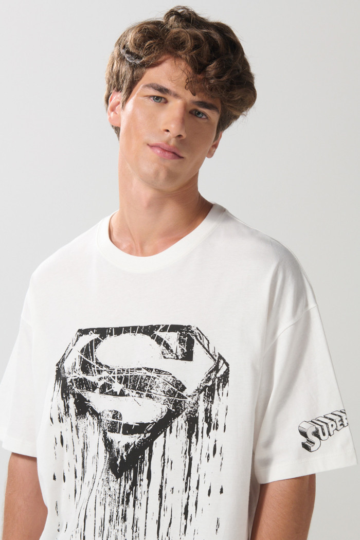 Camiseta oversize crema manga corta con arte de Superman
