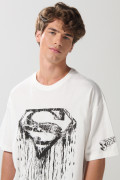 Camiseta oversize crema manga corta con arte de Superman