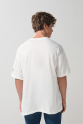 Camiseta oversize crema manga corta con arte de Superman