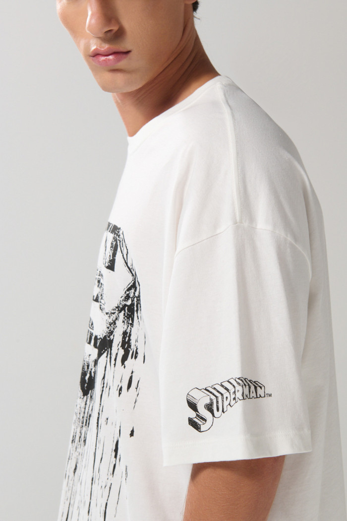 Camiseta oversize crema manga corta con arte de Superman