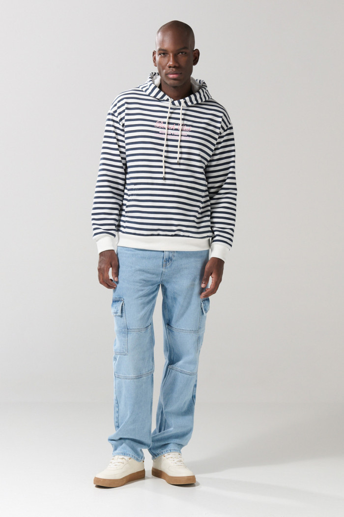 Buzo oversize crema a rayas con capota y bolsillo
