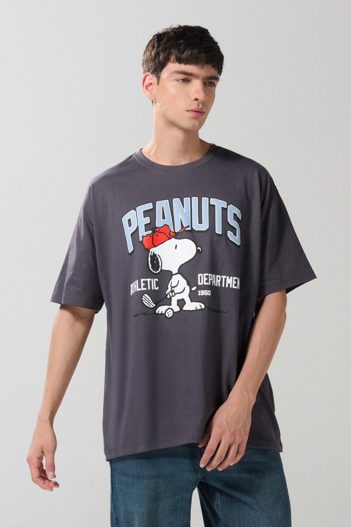 Camiseta oversize manga corta gris intensa de Snoopy