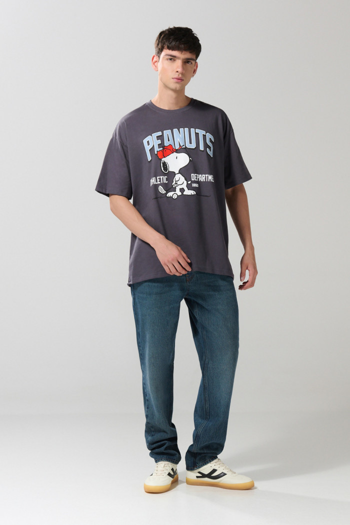 Camiseta oversize manga corta gris intensa de Snoopy