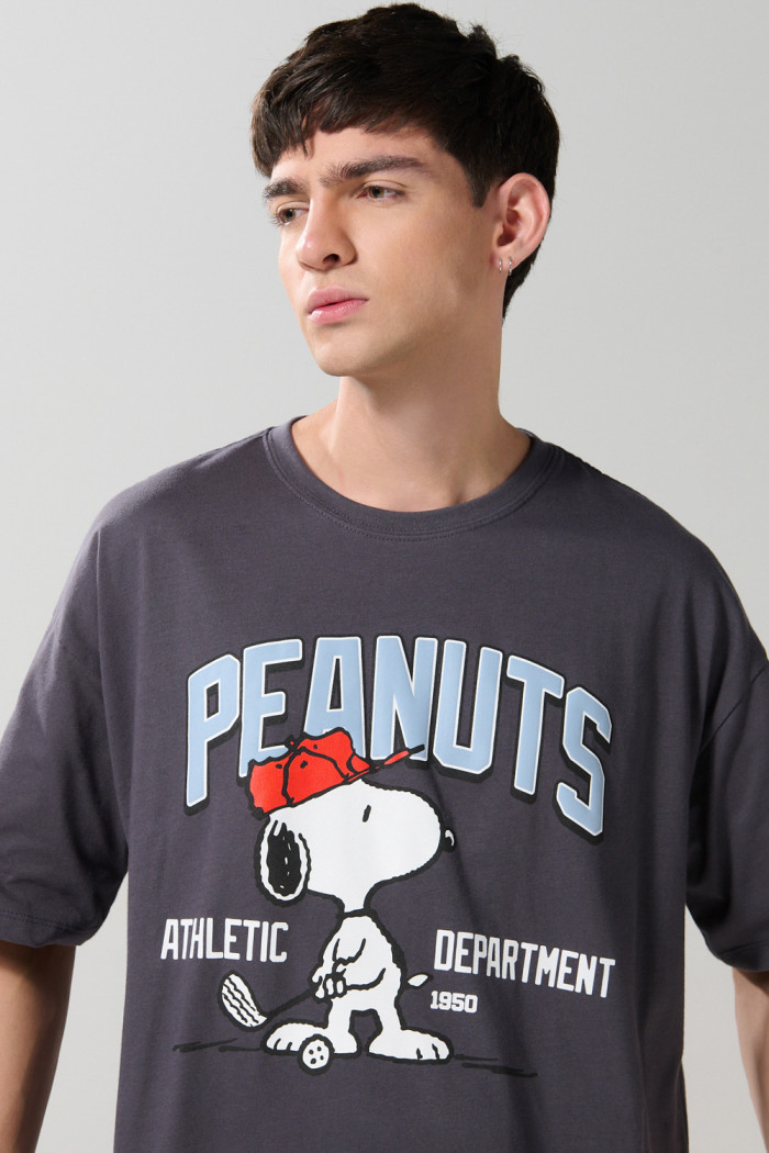 Camiseta oversize manga corta gris intensa de Snoopy