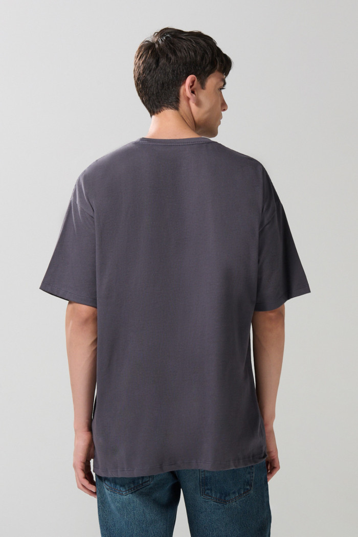 Camiseta oversize manga corta gris intensa de Snoopy