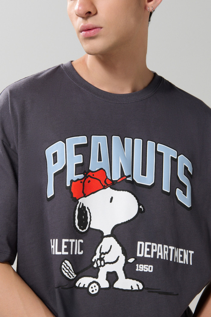 Camiseta oversize manga corta gris intensa de Snoopy