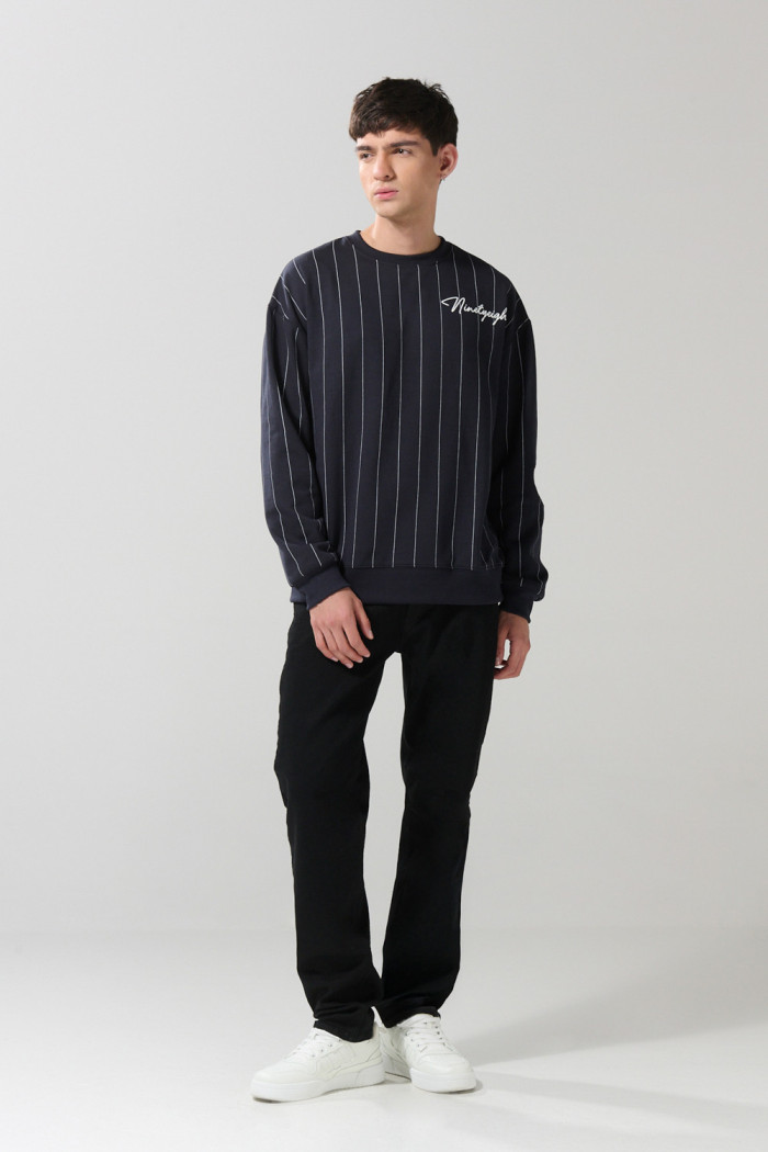 Buzo cuello redondo azul oversize a rayas con arte college