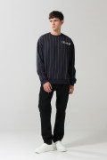 Buzo cuello redondo azul oversize a rayas con arte college