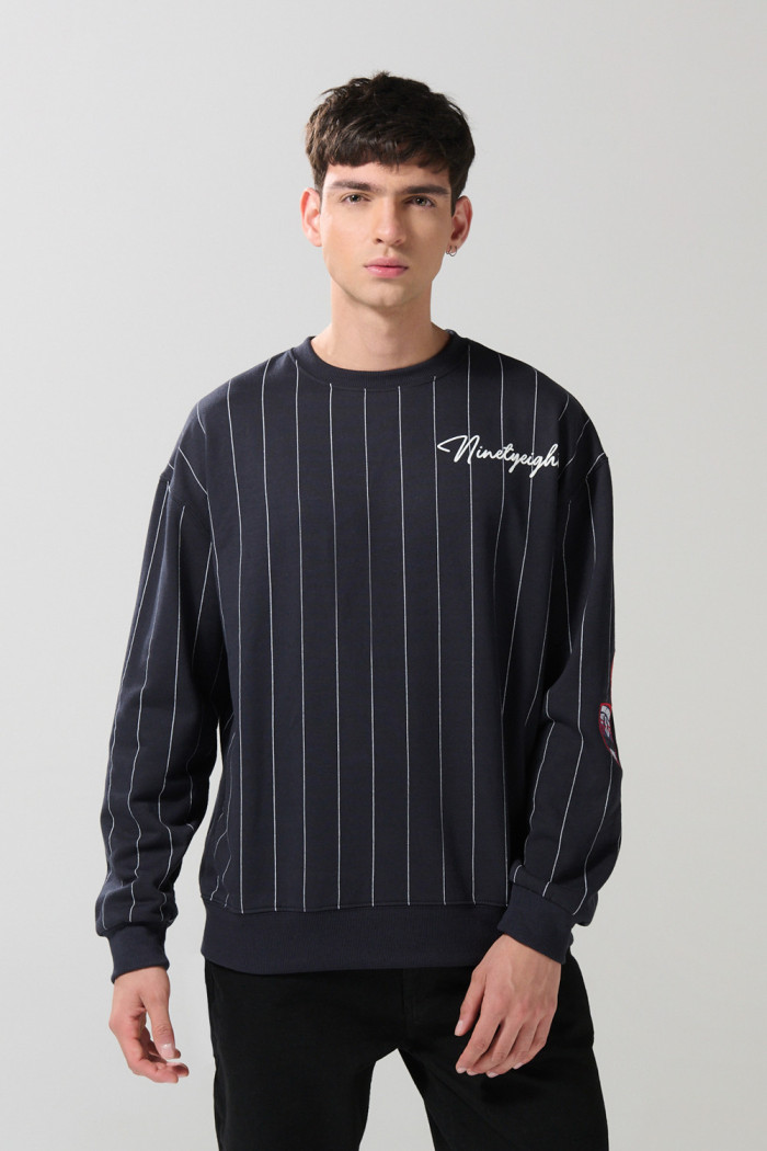 Buzo cuello redondo azul oversize a rayas con arte college
