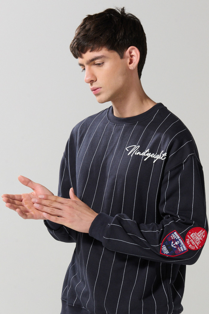Buzo cuello redondo azul oversize a rayas con arte college