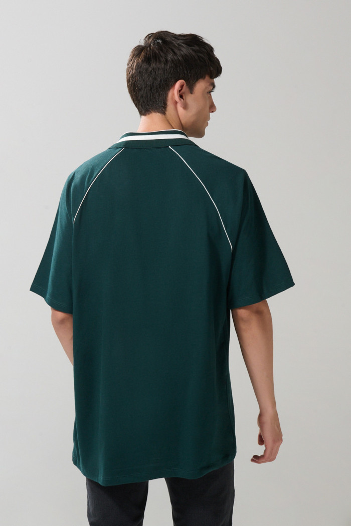 Camiseta polo unicolor con diseño college oversize