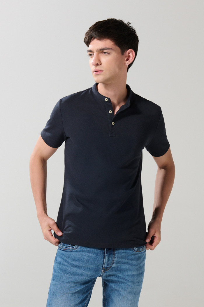Camiseta azul intensa tipo polo con cuello nerú