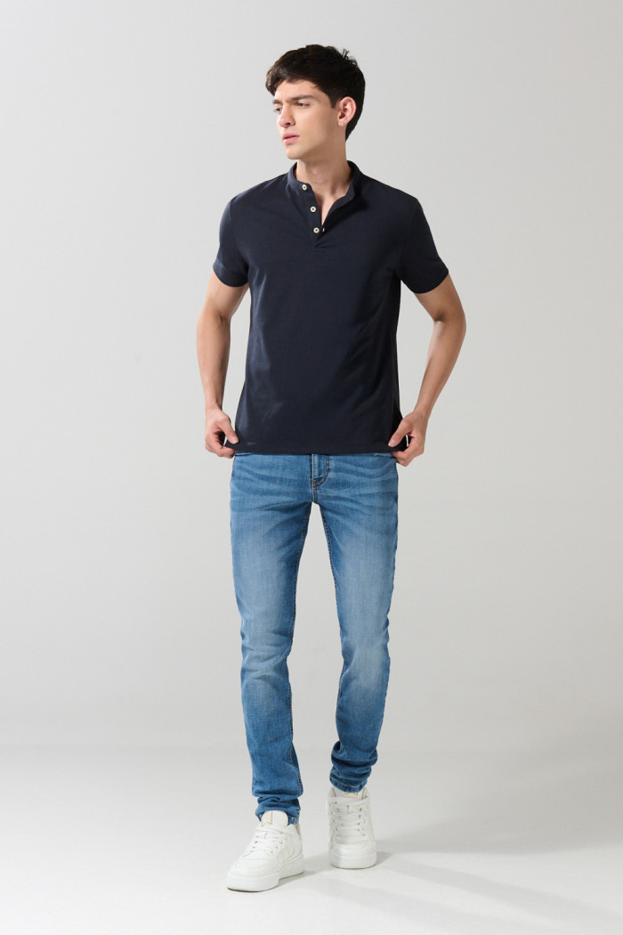 Camiseta azul intensa tipo polo con cuello nerú