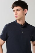 Camiseta azul intensa tipo polo con cuello nerú