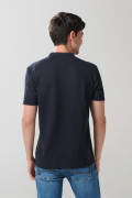 Camiseta azul intensa tipo polo con cuello nerú