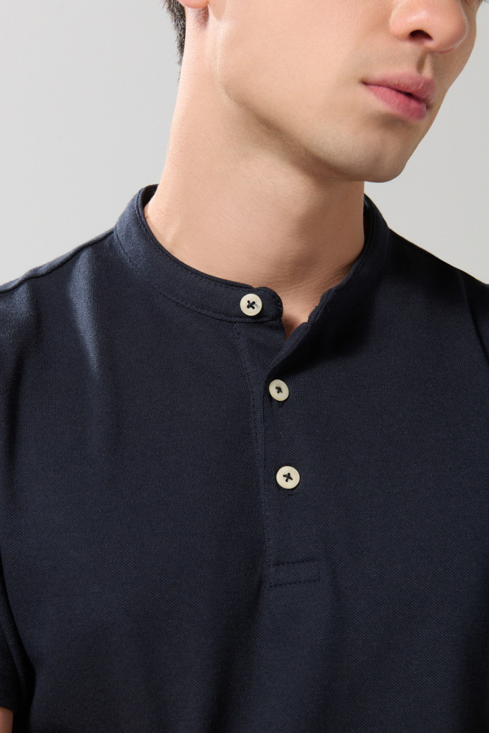 Camiseta azul intensa tipo polo con cuello nerú