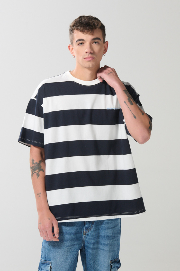 Camiseta oversize cuello redondo azul con rayas blancas
