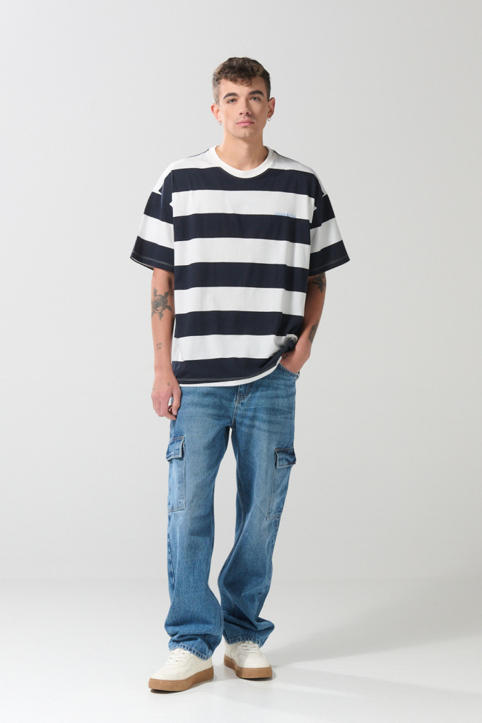 Camiseta oversize cuello redondo azul con rayas blancas