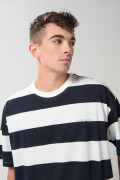 Camiseta oversize cuello redondo azul con rayas blancas