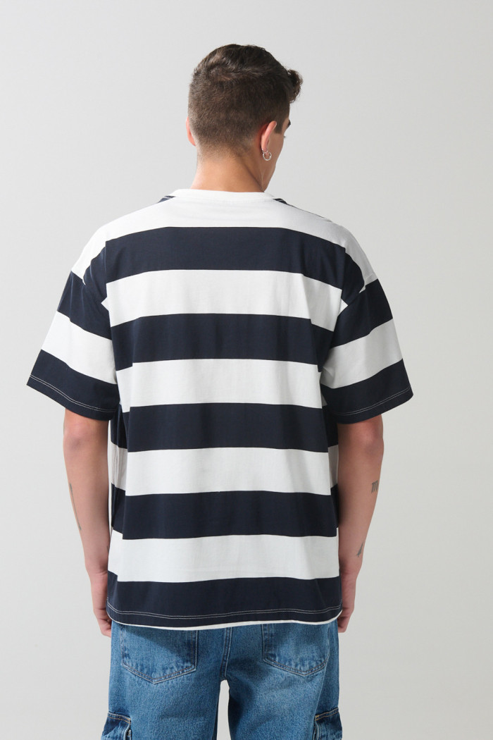 Camiseta oversize cuello redondo azul con rayas blancas