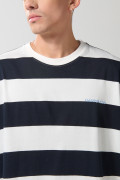 Camiseta oversize cuello redondo azul con rayas blancas
