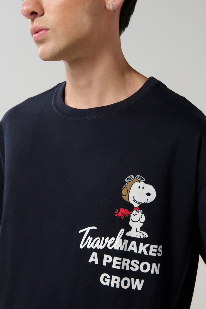 Camiseta de Snoopy azul intensa con cuello redondo