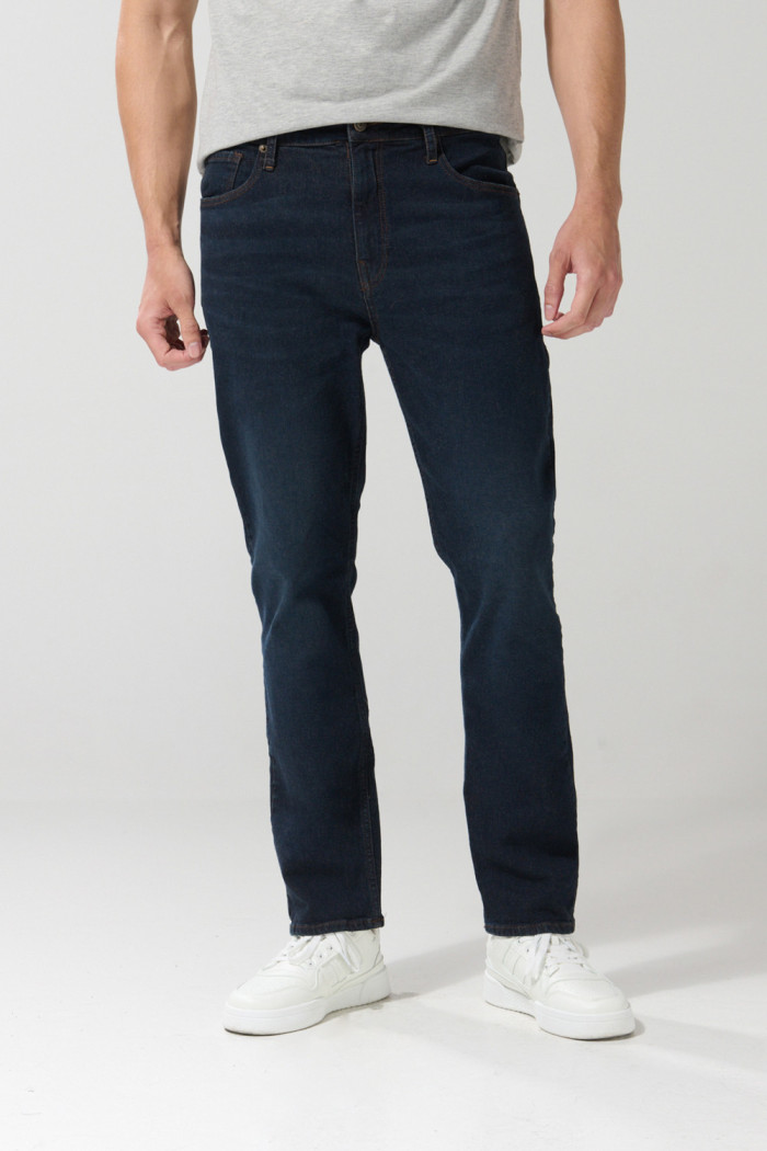 Jean azul intenso straight leg con bota recta y tiro bajo