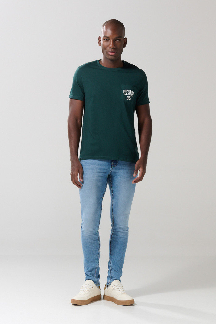 Jean skinny tiro bajo azul claro con ligeros desgastes