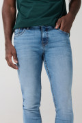 Jean skinny tiro bajo azul claro con ligeros desgastes