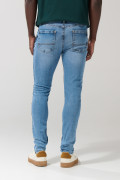Jean skinny tiro bajo azul claro con ligeros desgastes