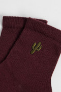 Medias rojas oscuras cortas con bordado de cactus