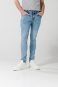 Jean súper skinny azul con desgastes sutiles y tiro bajo