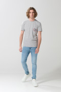 Jean súper skinny azul con desgastes sutiles y tiro bajo