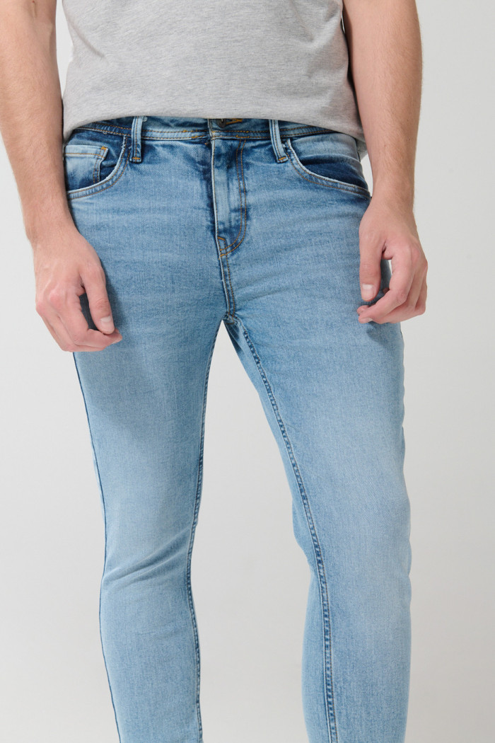 Jean súper skinny azul con desgastes sutiles y tiro bajo