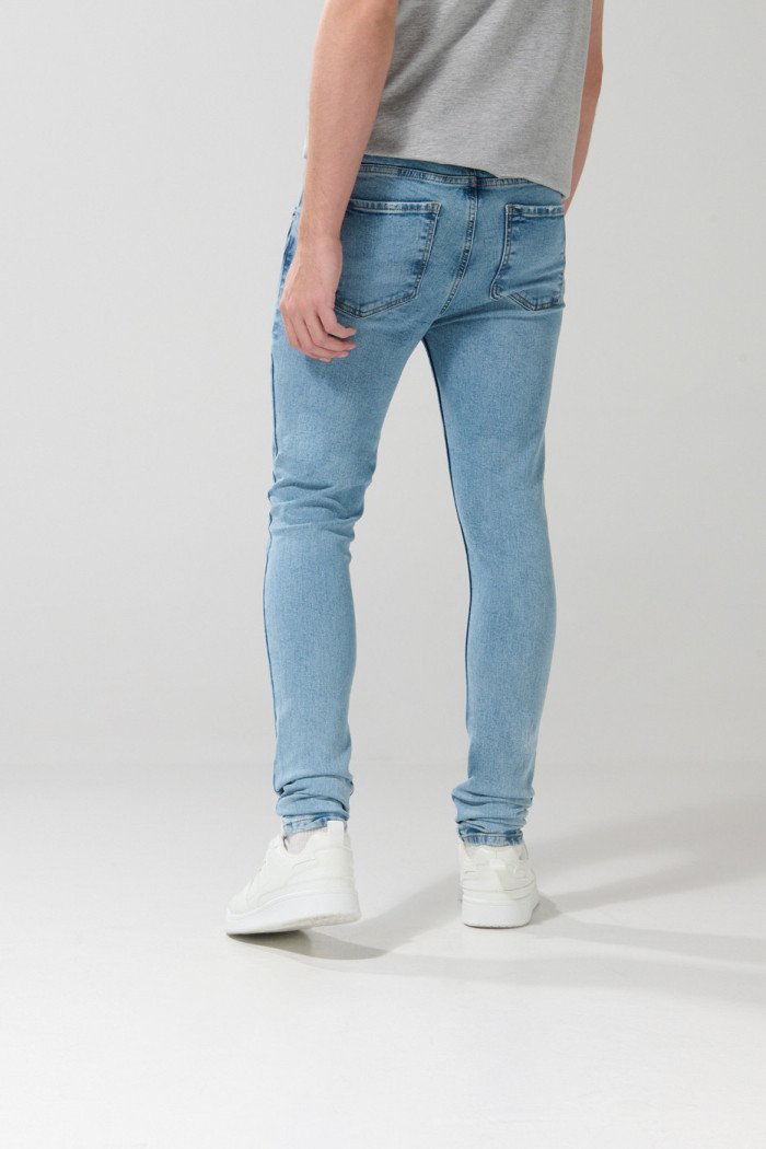 Jean súper skinny azul con desgastes sutiles y tiro bajo