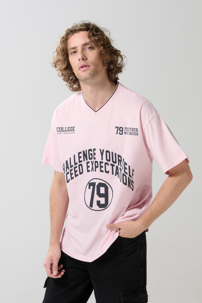 Camiseta cuello V unicolor con diseño college oversize