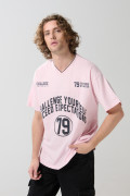 Camiseta cuello V unicolor con diseño college oversize