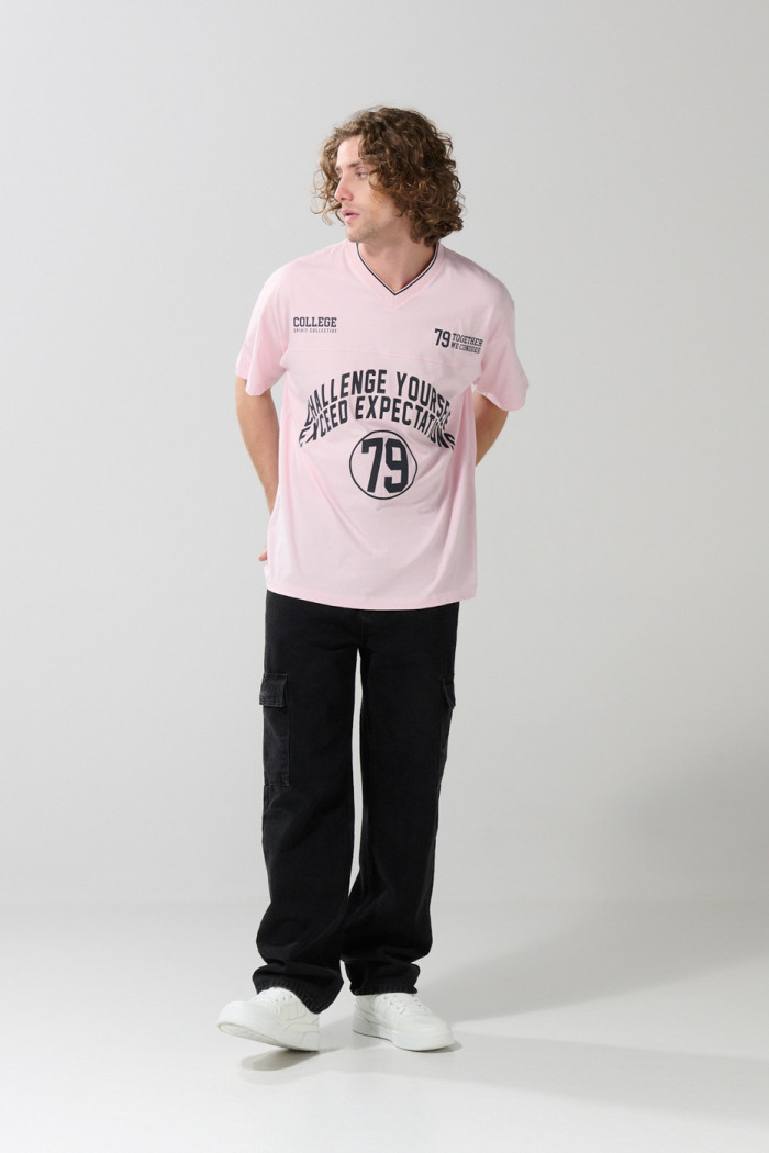 Camiseta cuello V unicolor con diseño college oversize