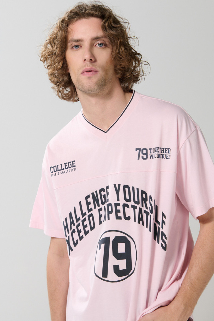Camiseta cuello V unicolor con diseño college oversize