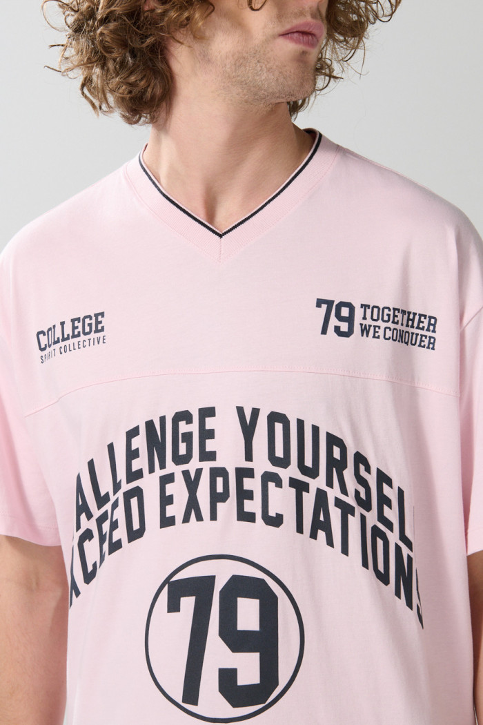 Camiseta cuello V unicolor con diseño college oversize